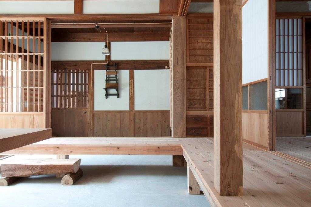 戎邸の土間と杉板の縁側。正面に「しょいこ」がかけられている