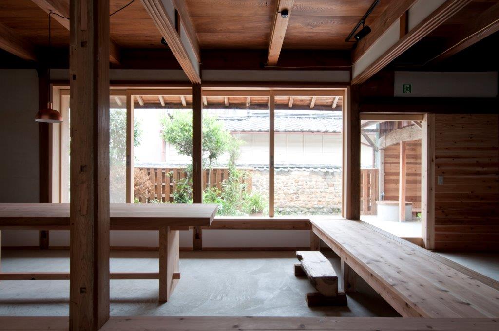 土間から外の庭を見る．あわえによくみられる石塀が見える