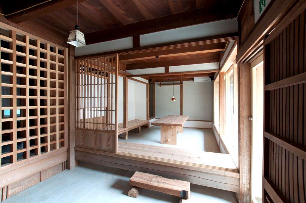 土間のある玄関。左手に補強として追加した杉材による格子壁