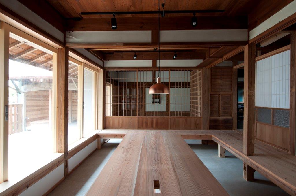 土間に置いた杉幅はぎ材のテーブル