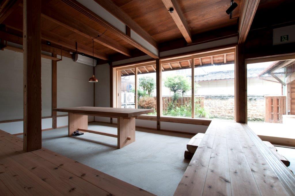 畳敷きの床を取り去ったあとの、土間と縁