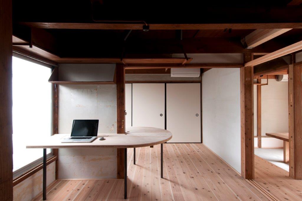 古民家の和室を改修したデスクスペース