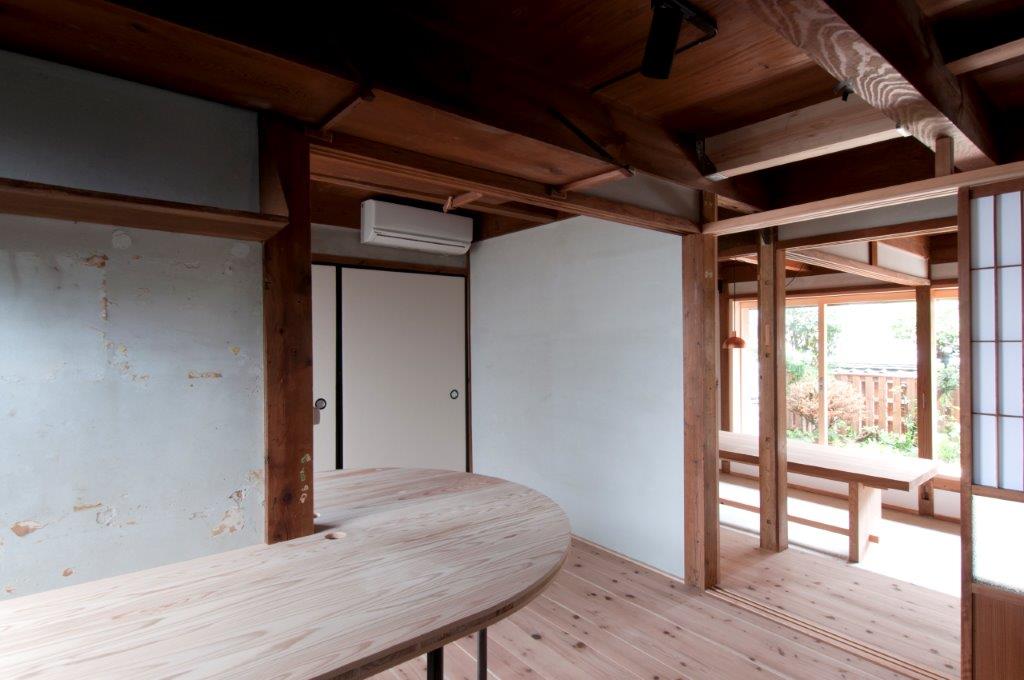 土間からデスクスペースへとつながる