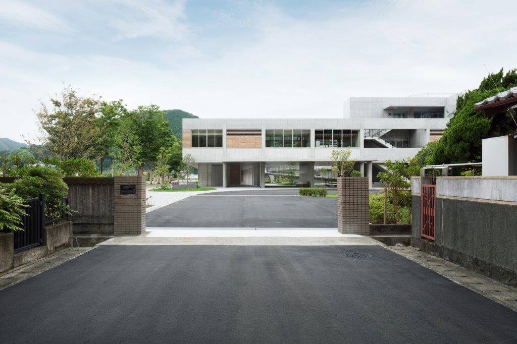 美波町医療保健センターを前面道路より望む