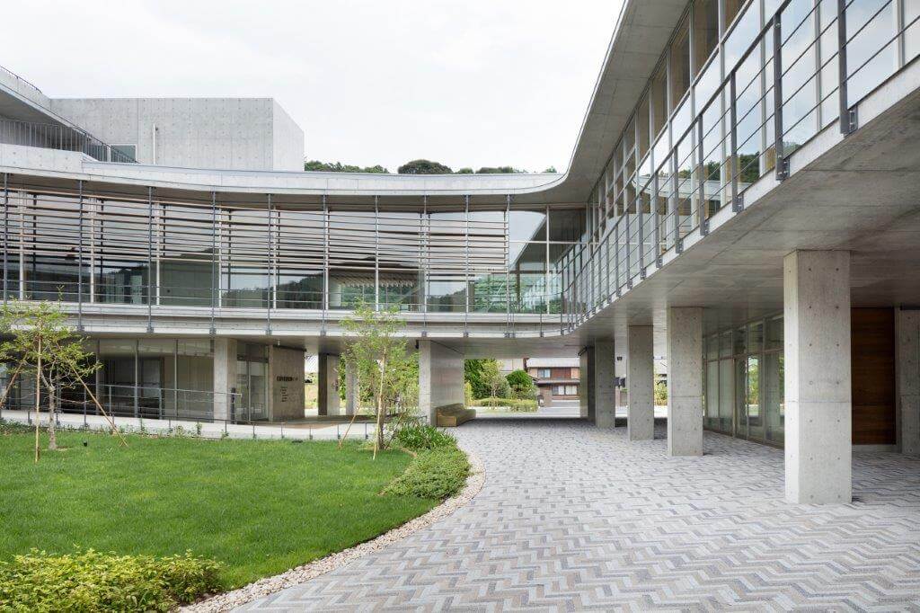 美波町医療保健センター中庭よりアプローチ側を見る