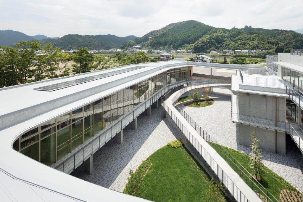 美波町医療保健センター３階から中庭を見おろす