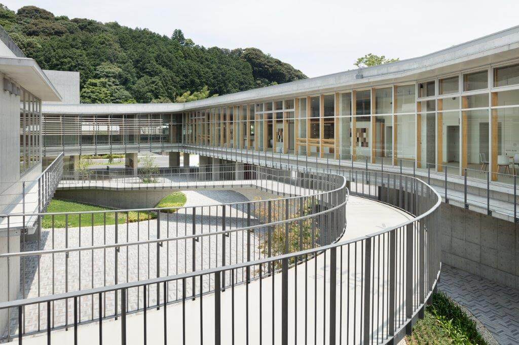 美波町医療保健センター２階からスロープを見る