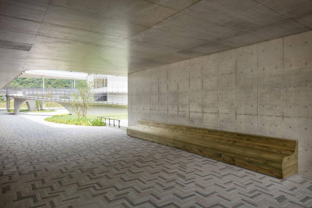 美波町医療保健センターアプローチの長いベンチ