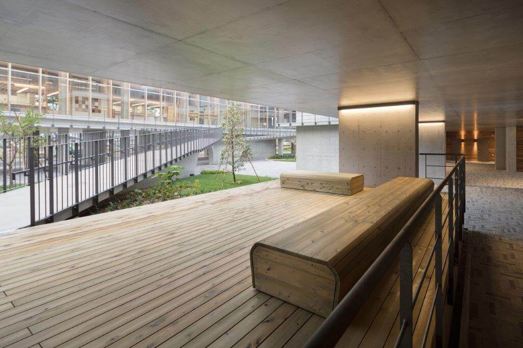 美波町医療保健センターピロティのデッキ