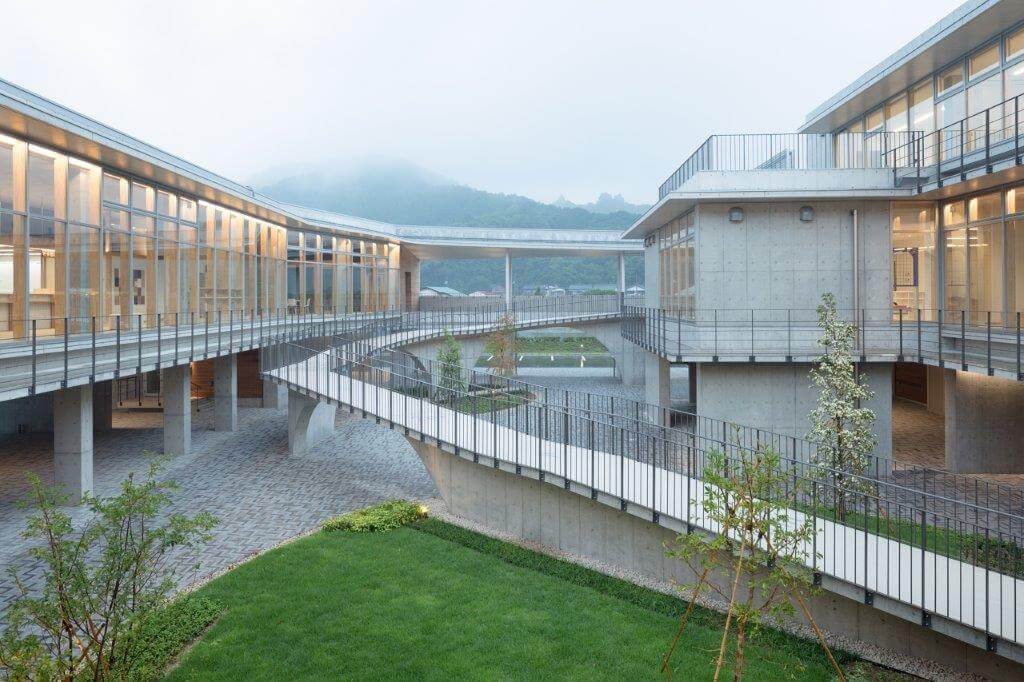 美波町医療保健センター中庭夕景