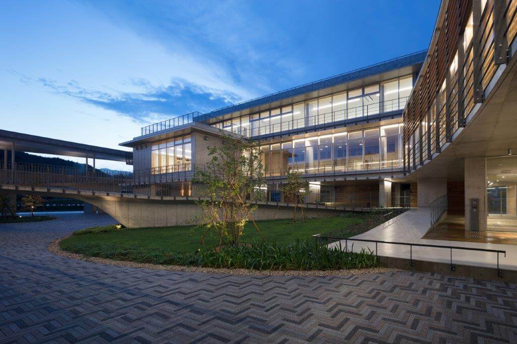 美波町医療保健センター夜景　診療所側